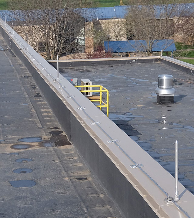 Commercial flat roof lightning protection reference showing perimeter conductor routing, rooftop equipment bonding, and air terminal layout.